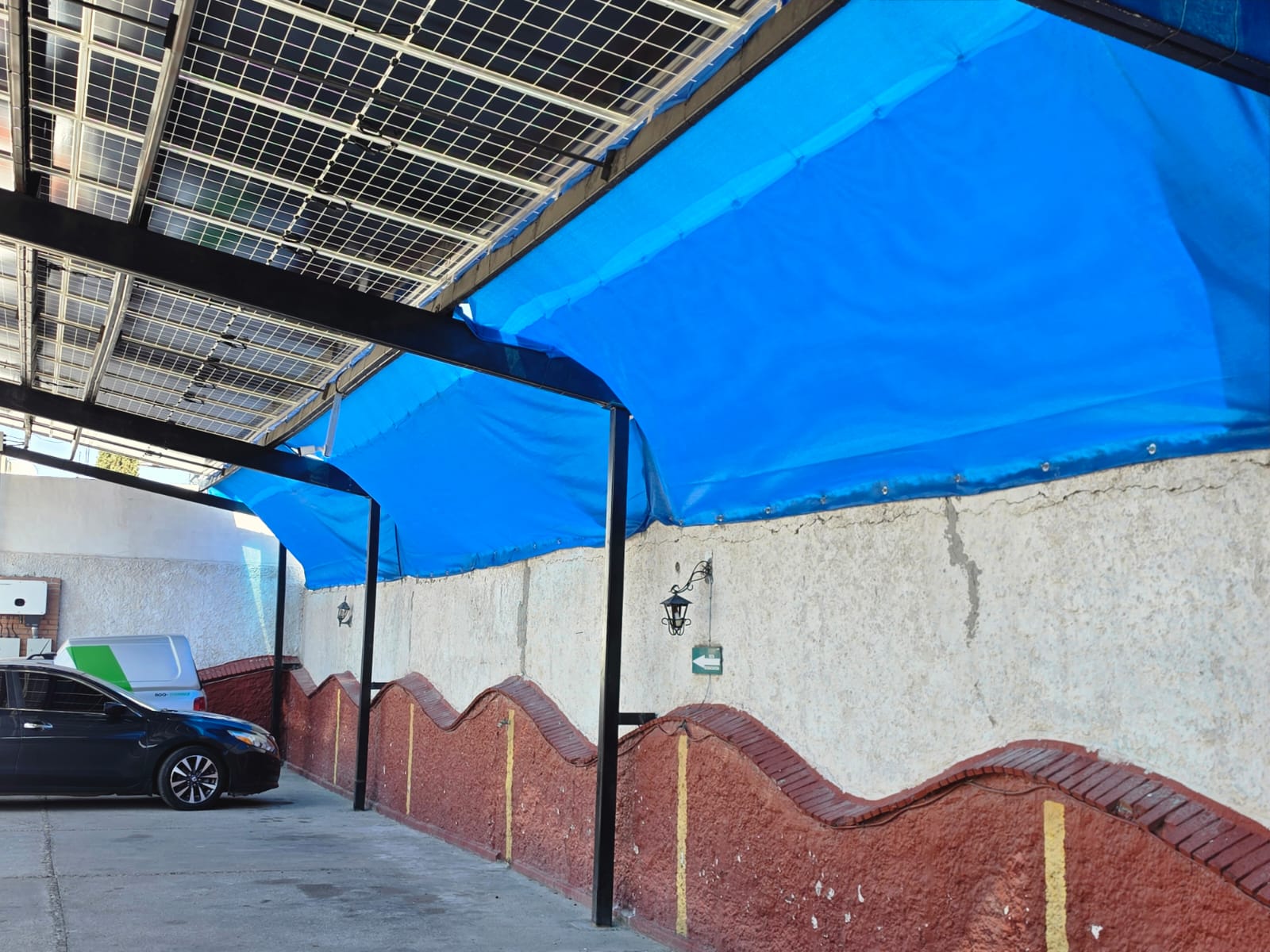 Estacionamiento techado con paneles solares